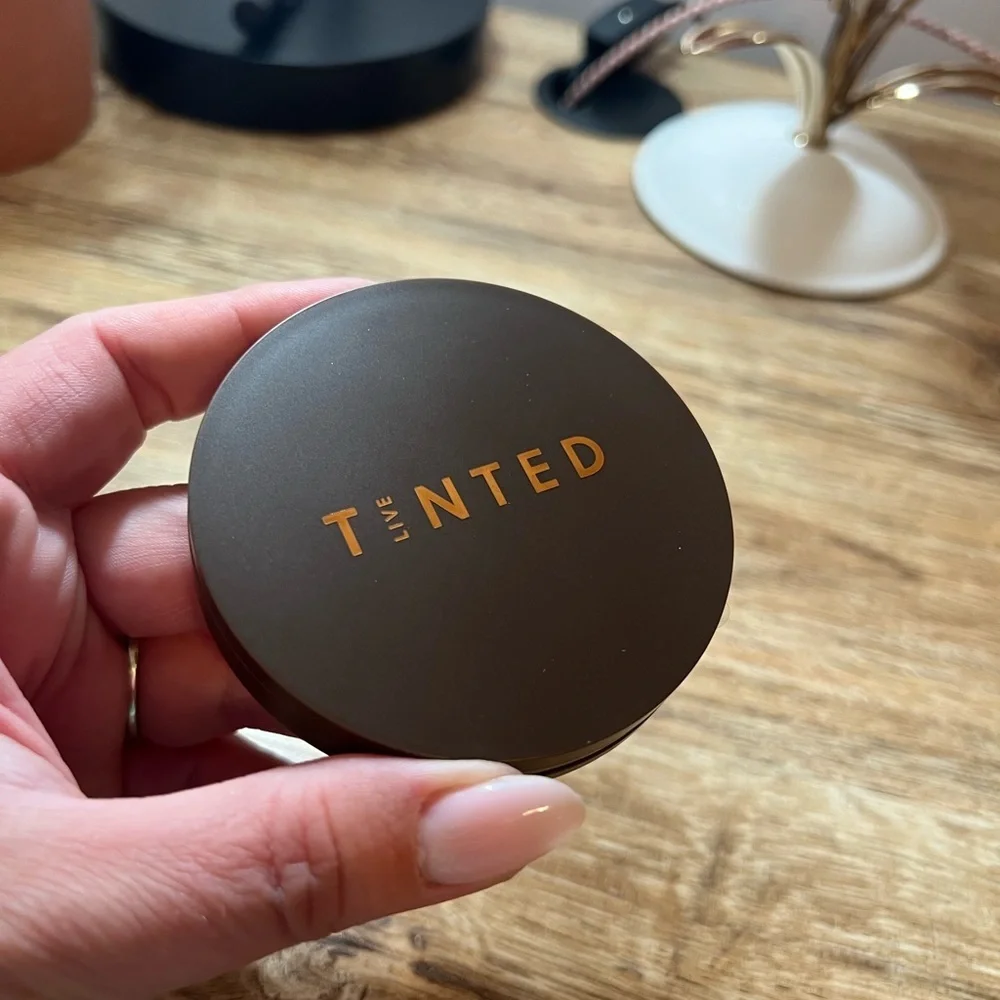LIVE TINTED • HUESKIN BRIGHTENING CORE SETTING POWDER • DEEP